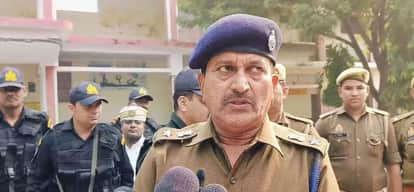 घटना की जानकारी देते पुलिस अधिकारी