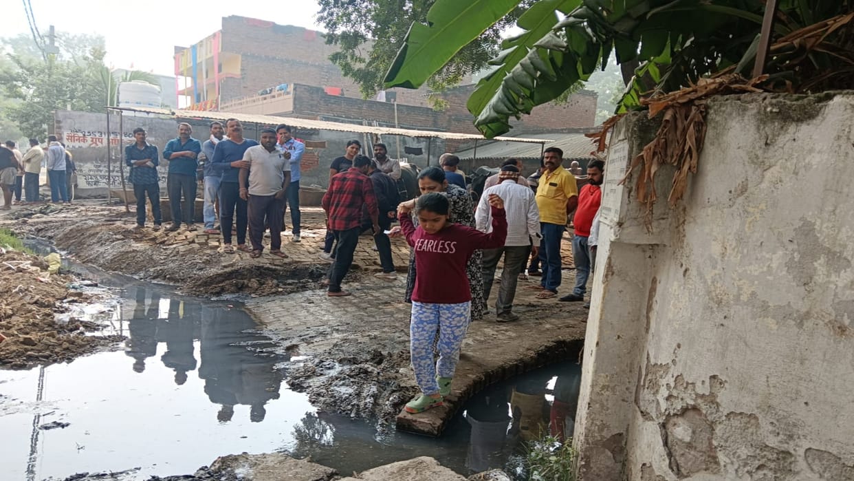 Phulpur By Election: Road to reach polling booth in Jhunsi is bad, voters are facing inconvenience