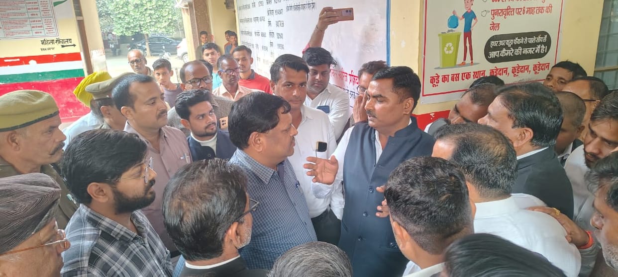 Lekhpal and lawyers face to face lawyers opened front against the protest of Lekhpals SDM handled the matter