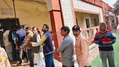 Verbal war between Ramveer and Rizwan: BJP and SP candidates face to face during Kundarki polling