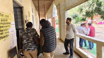 Verbal war between Ramveer and Rizwan: BJP and SP candidates face to face during Kundarki polling