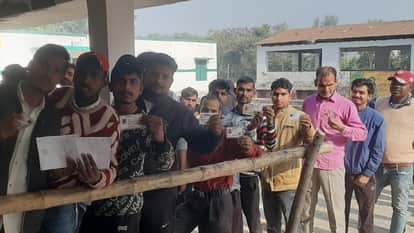 Verbal war between Ramveer and Rizwan: BJP and SP candidates face to face during Kundarki polling