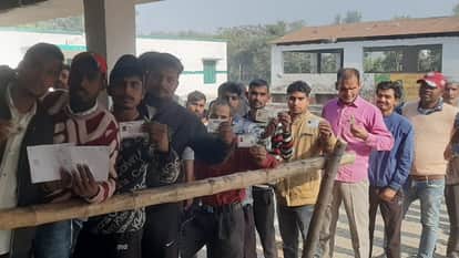 Verbal war between Ramveer and Rizwan: BJP and SP candidates face to face during Kundarki polling