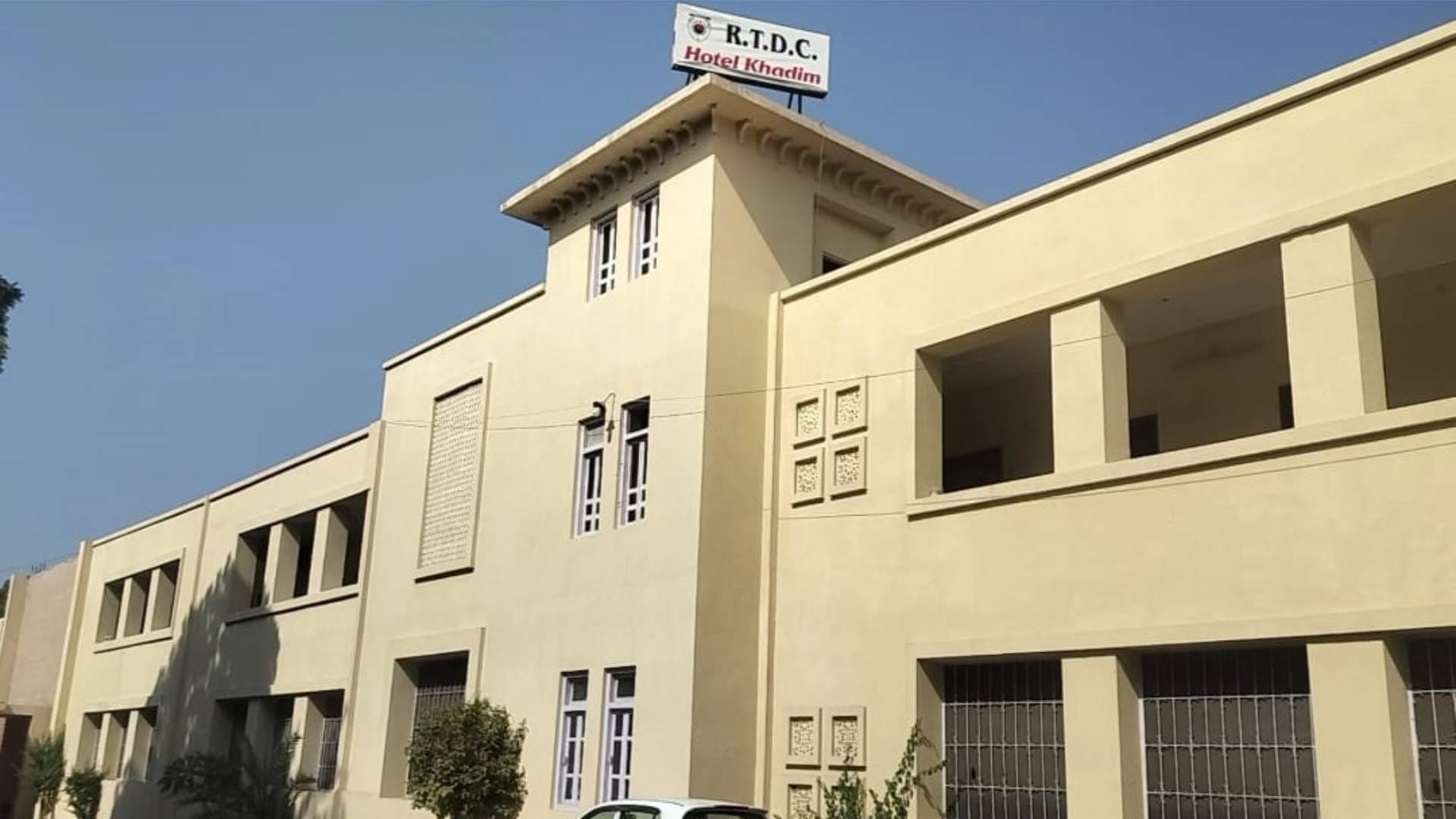 Khadim Tourist Bungalow has now become Ajaymeru this hotel of Ajmer is 45 years old