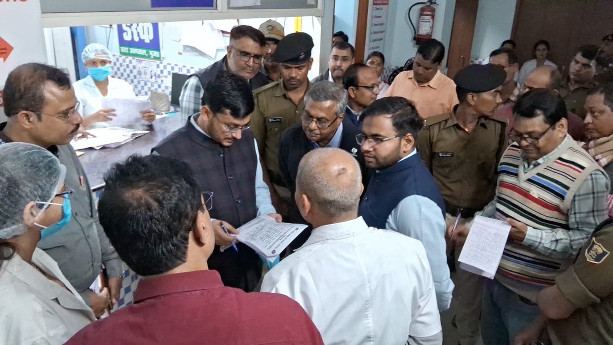 Muzaffarpur: DM Subrata Sen surprise inspection in govt hospital causes commotion; doctors found missing