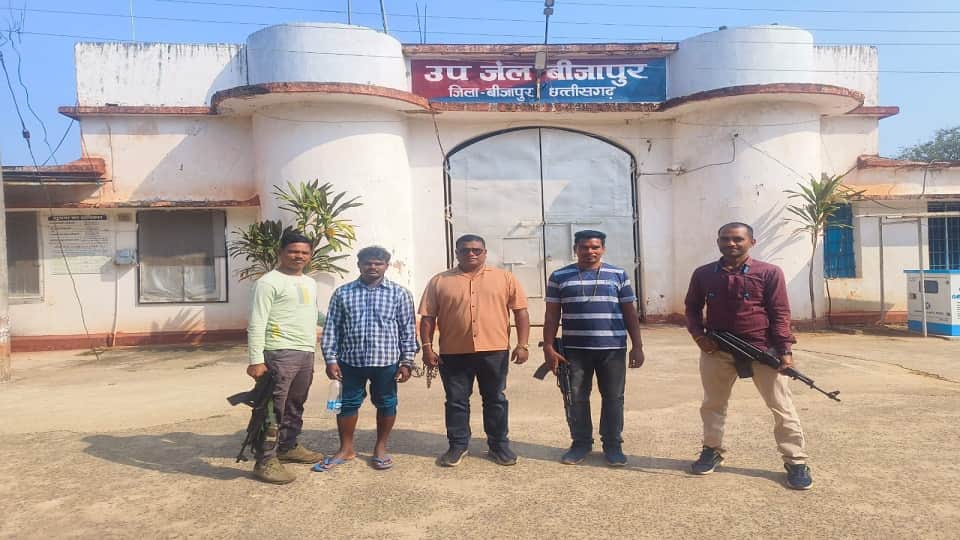 पुलिस की गिरफ्त में नक्सली