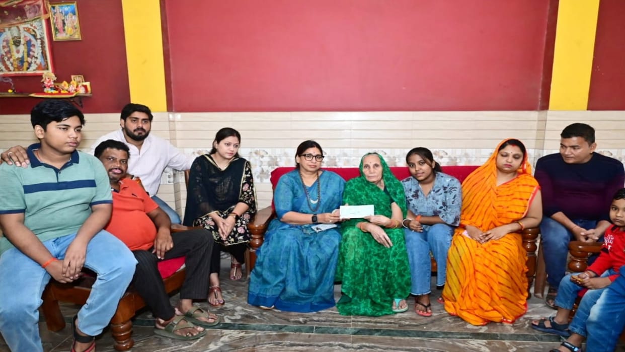 Former mayor Abhilasha handed over a check to the family of chaat trader