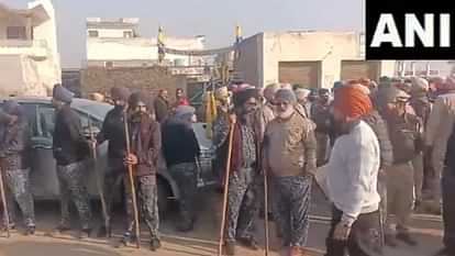 Clash between Congress and AAP workers at polling booth of Dera Pathana in Dera baba nanak