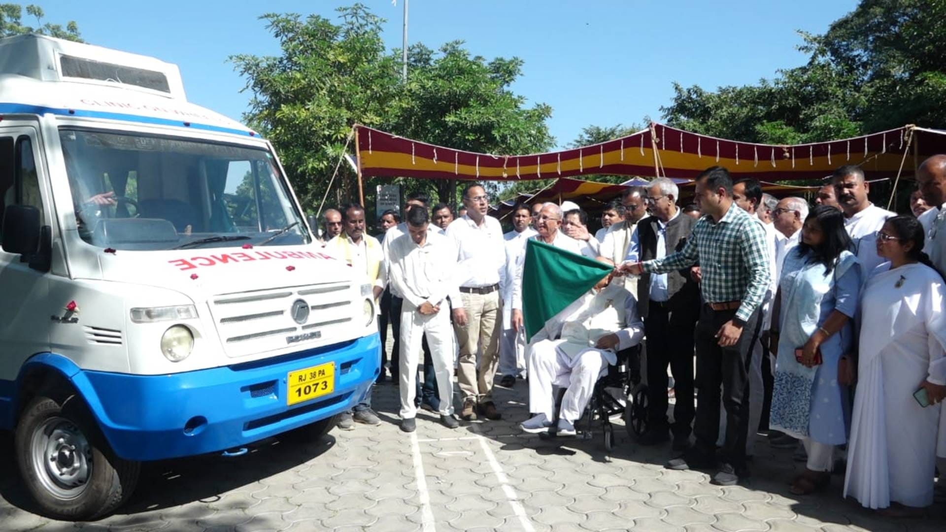 हरी झंडी दिखाते हुए
