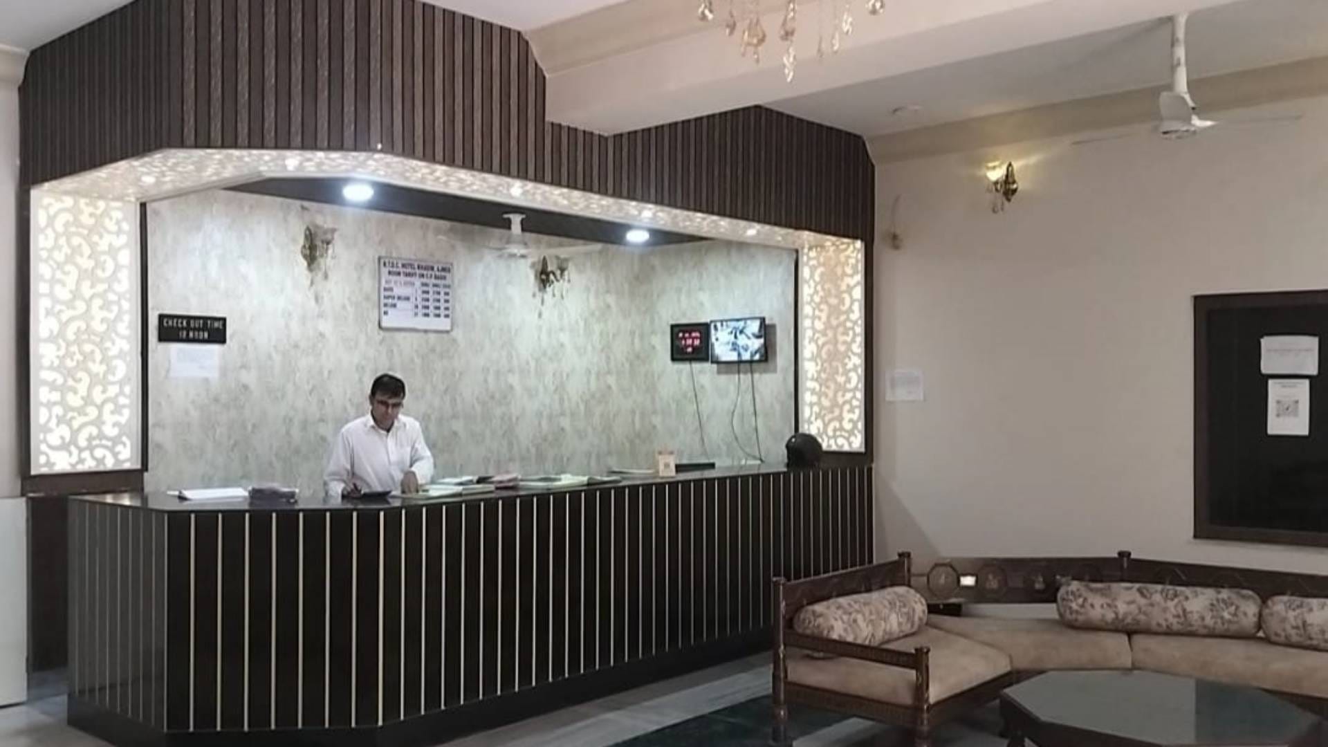 Khadim Tourist Bungalow has now become Ajaymeru this hotel of Ajmer is 45 years old