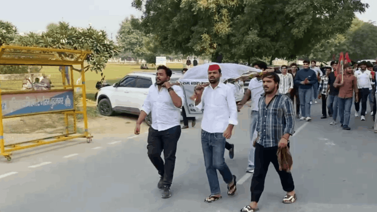 SP leaders took out the funeral procession of effigy of Chief Minister Yogi In Greater Noida