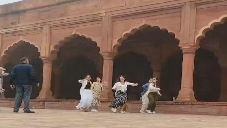 reel of dancing foreign tourists was made towards the East Gate of taj mahal