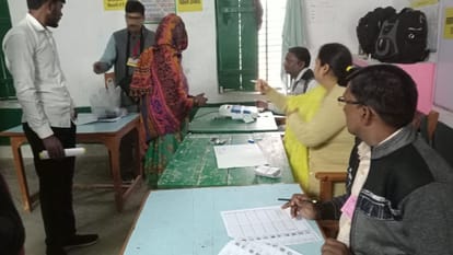 Ambedkarnagar: Voting begins in Katehari, four lakh voters will choose their MLA, votes are being cast at 425