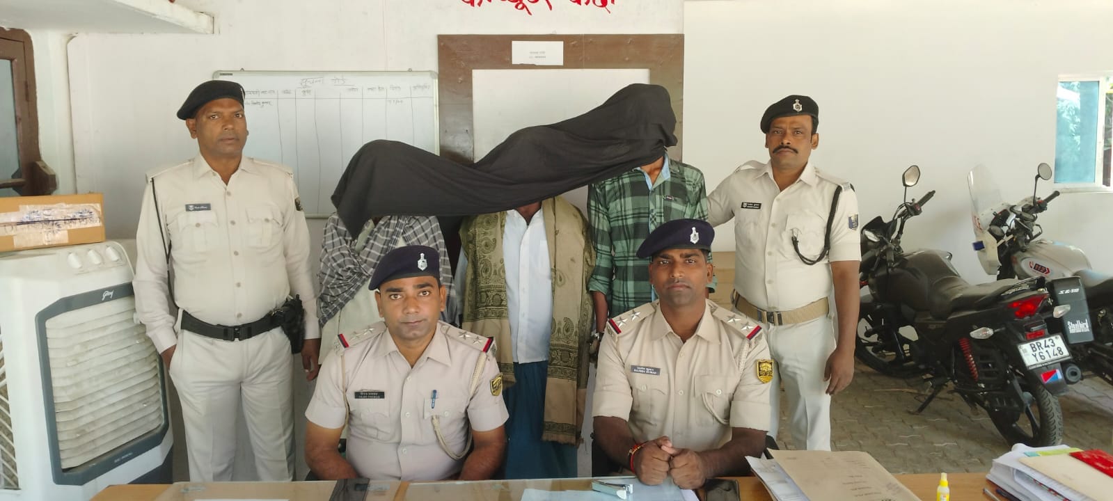 पुलिस ने आरोपियों को गिरफ्तार कर लिया।