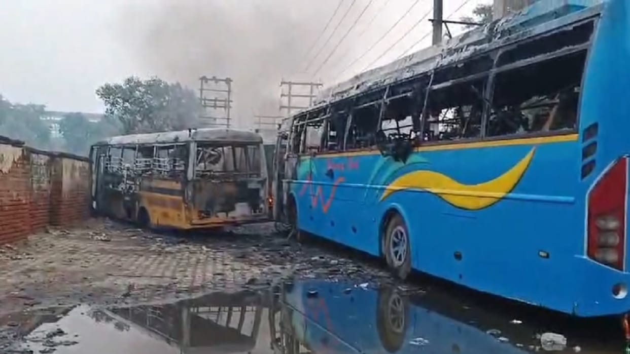 Horrible accident in Bahadurgarh, Buses caught fire after collision with trolley