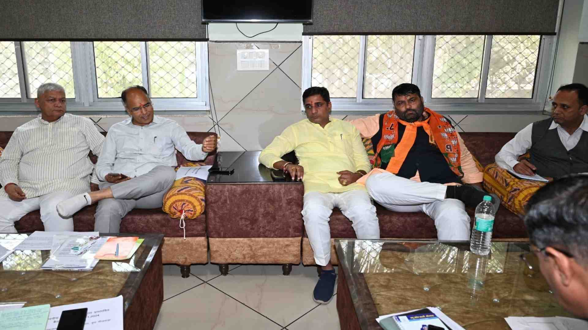 बैठक करते पीएचईडी मंत्री कन्हैयालाल।