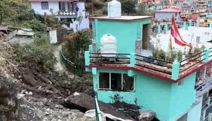 बदरीनाथ हाईवे पर पहाड़ी कटिंग के दौरान बोल्डर और मलबा पांडुकेश्वर गांव में घुस गया