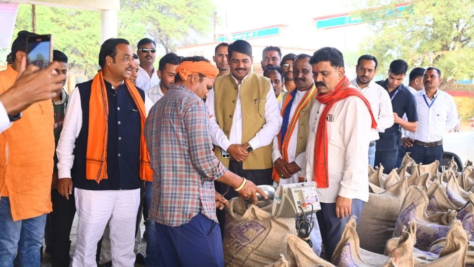डिप्टी सीएम ने धान खरीदी केंद्र का किया निरीक्षण