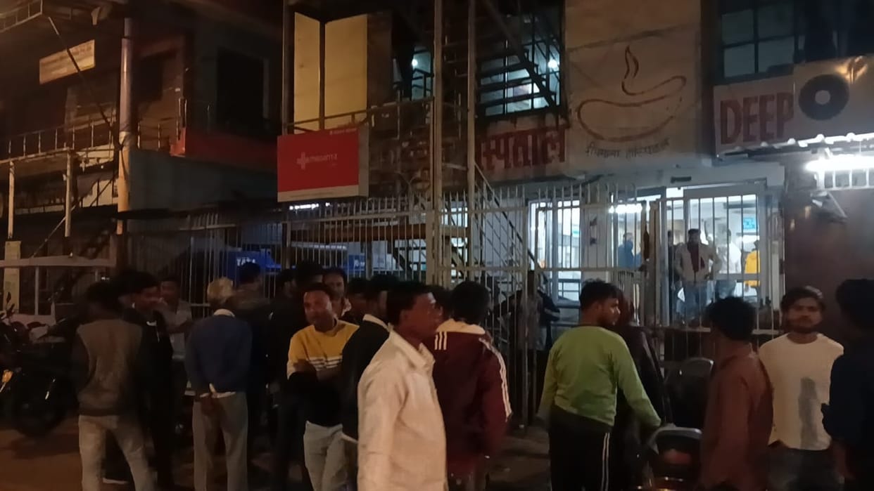 Uproar at Deepmala Hospital over the death of a policeman father in Bareilly