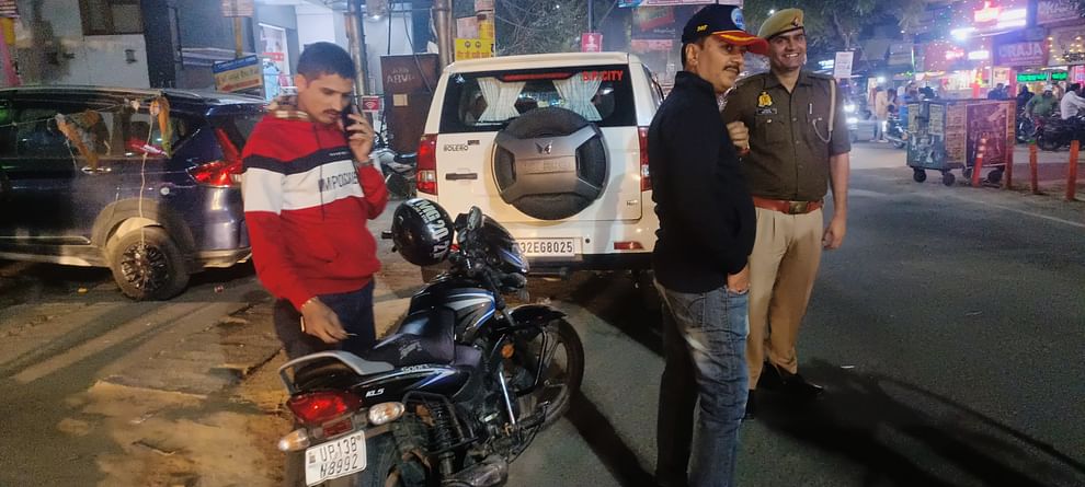 Bijnor SP tour the city riding a bike without uniform, police neither stopped him nor checked him, action