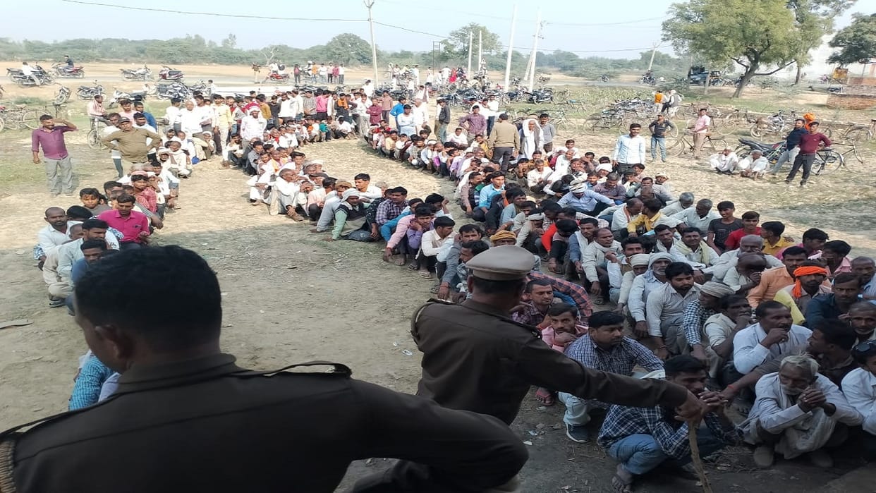 farmers gathered to buy fertilizer in Mirzapur Shahjahanpur