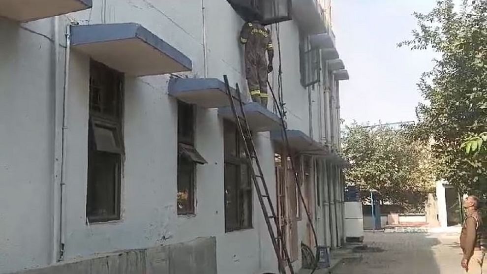 Fire broke out in the building of LIC in Shahjahanpur