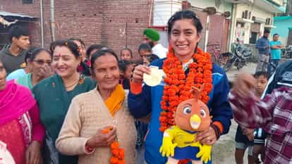एशियन महिला चैम्पियनशिप ट्रॉफी हॉकी खिलाड़ी मनीषा चौहान चीन को हराकर हरिद्वार लौटीं