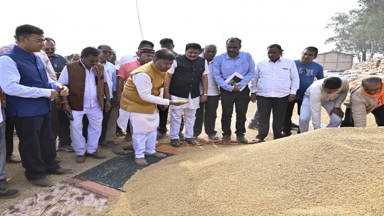 Cooperative Minister Kedar Kashyap inspected paddy procurement in Kendri in chhattisgarh
