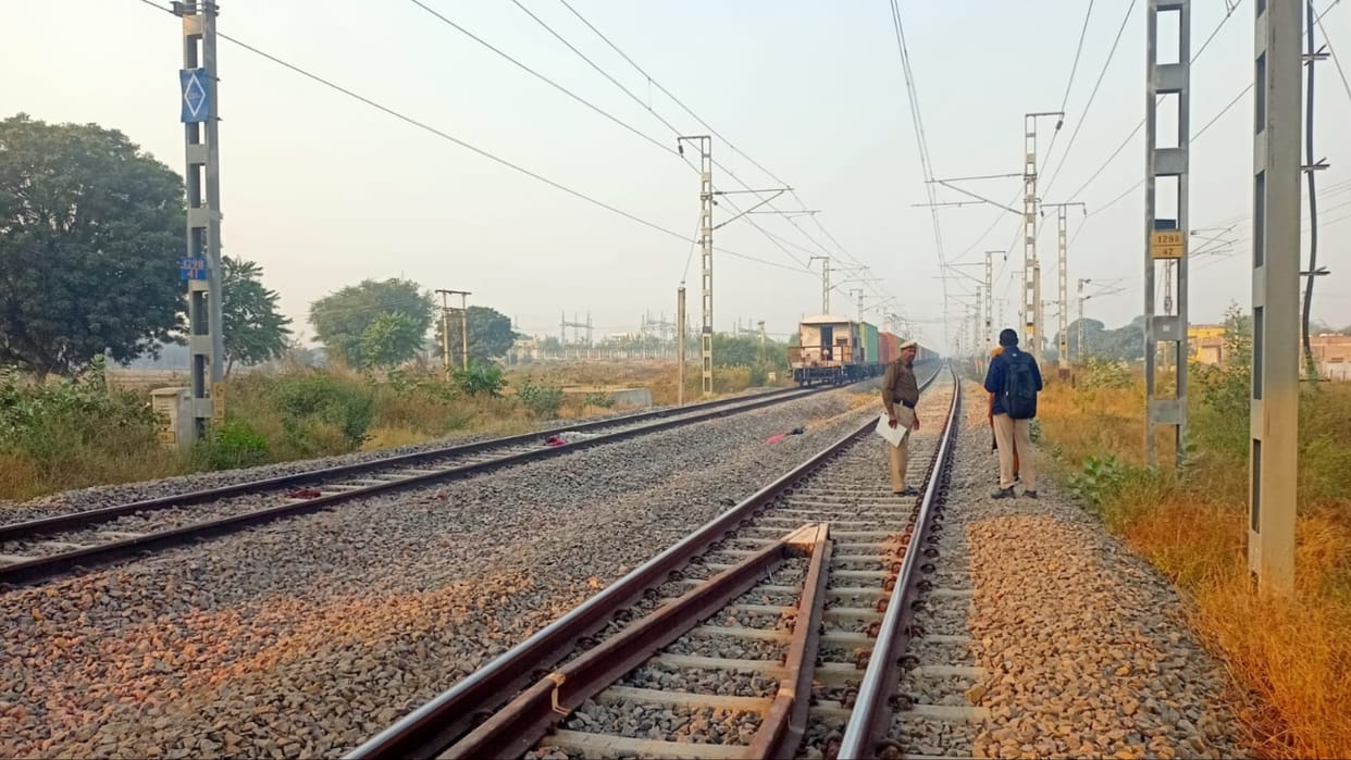 Narnaul: Migrant woman and her two sons died while crossing the railway line