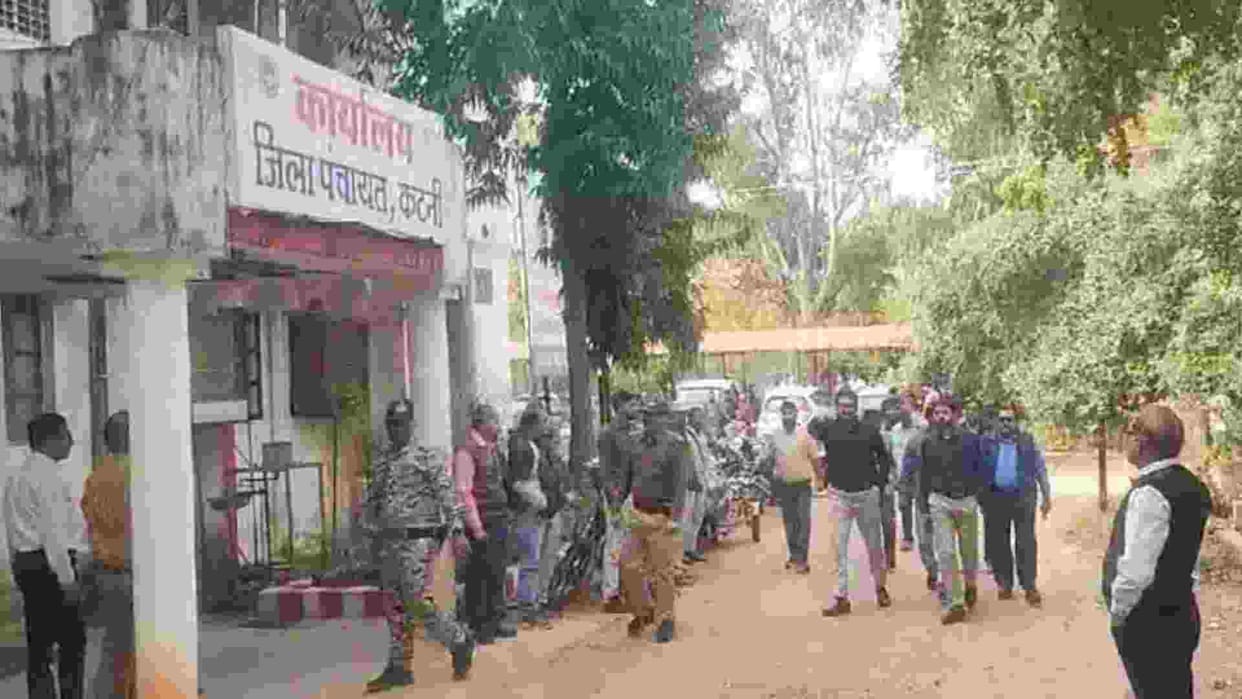 District Panchayat should make the payment, otherwise the building will be auctioned and recovered