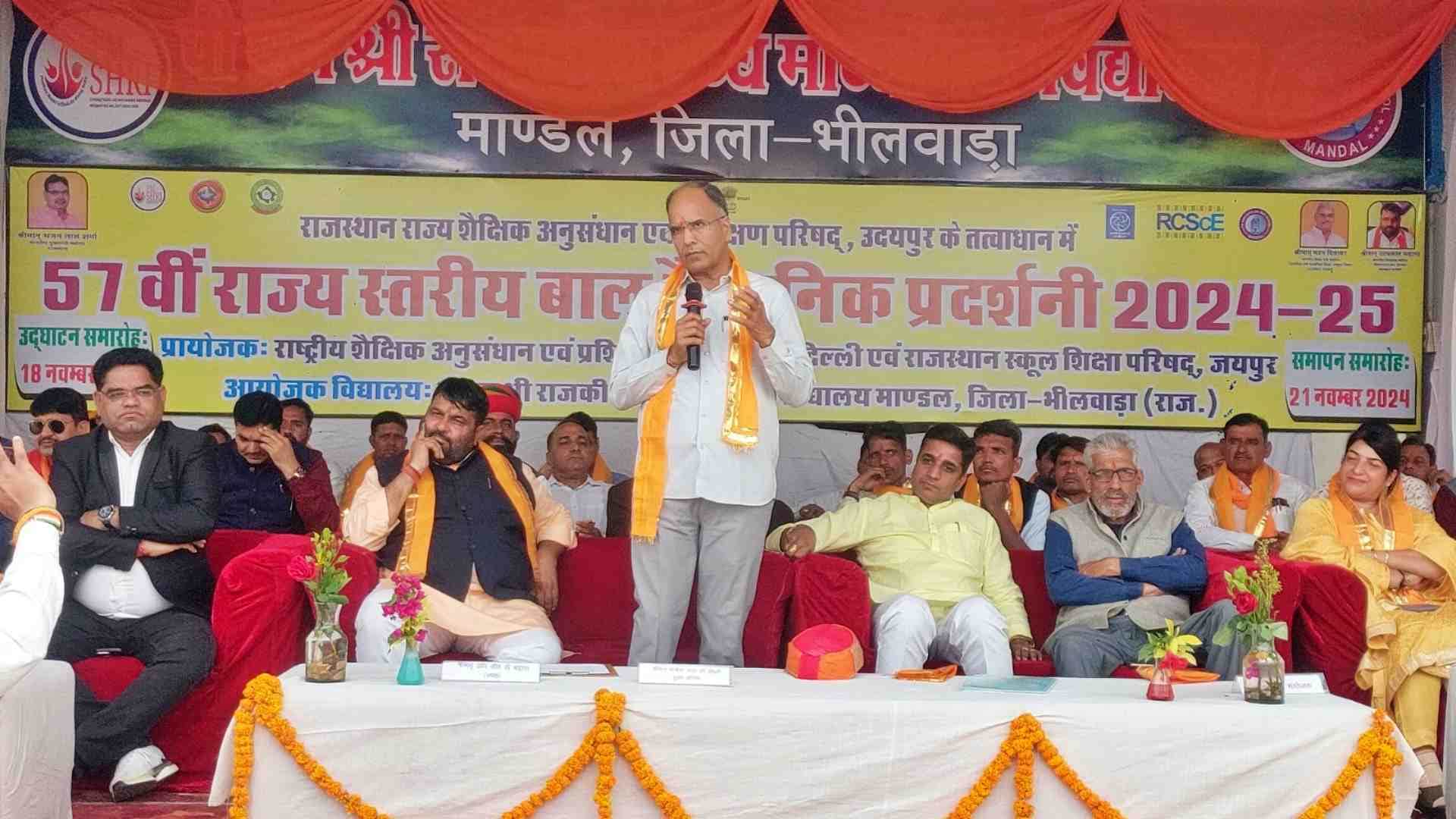 मंच से संबोधित करते मंत्री कन्हैयालाल चौधरी।