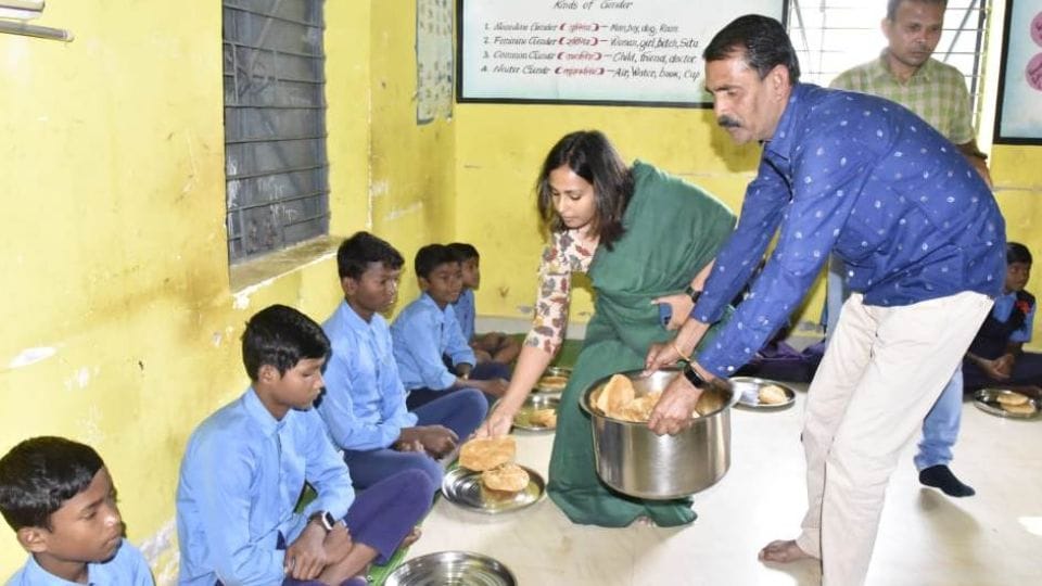 Karanji Sarpanch hosted a banquet for children of secondary school in Jagdalpur