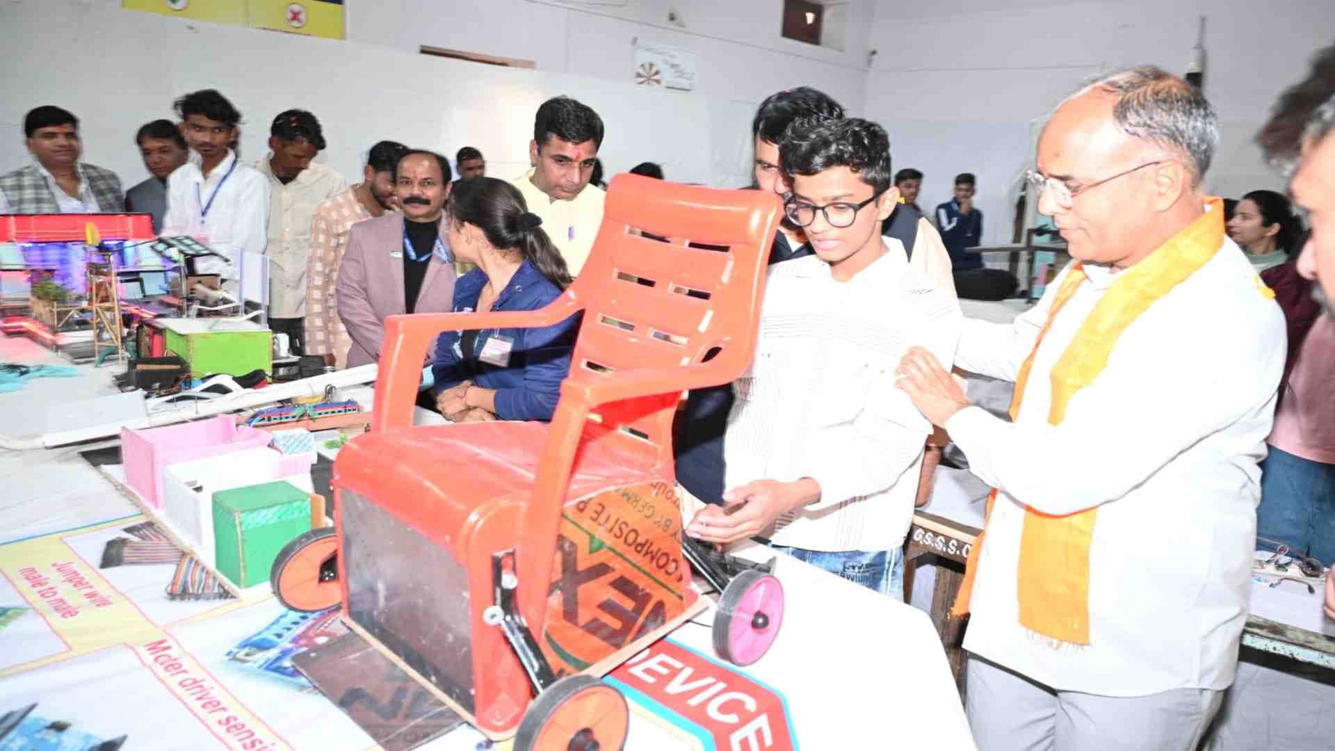 प्रदर्शनी का अवलोकन करते मंत्री कन्हैयालाल चैधरी।