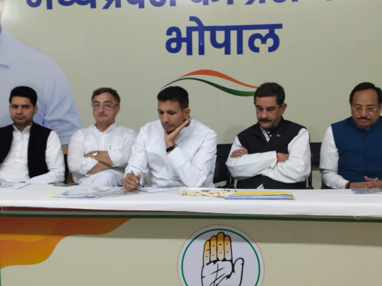 Bhopal: Big leaders did not attend the Congress meeting, Patwari became emotional, workers protested outside t