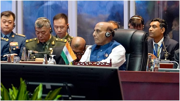 Laos: लाओस में राजनाथ सिंह ने बताया दक्षिण चीन सागर में आचार संहिता पर भारत का पक्ष, भगवान बुद्ध का जिक्र किया