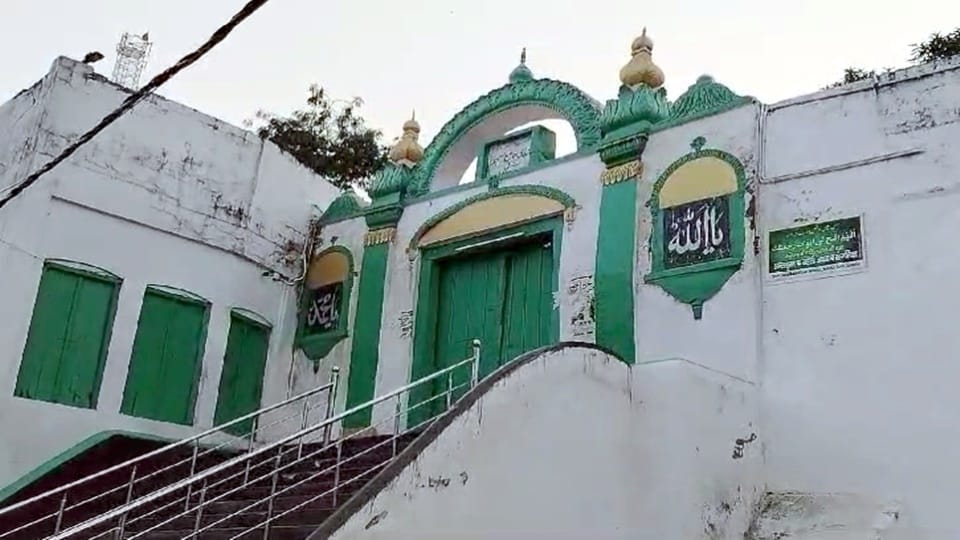 Sambhal Jama Masjid historical building is 498 years old Archaeological Department protecting for 104 years