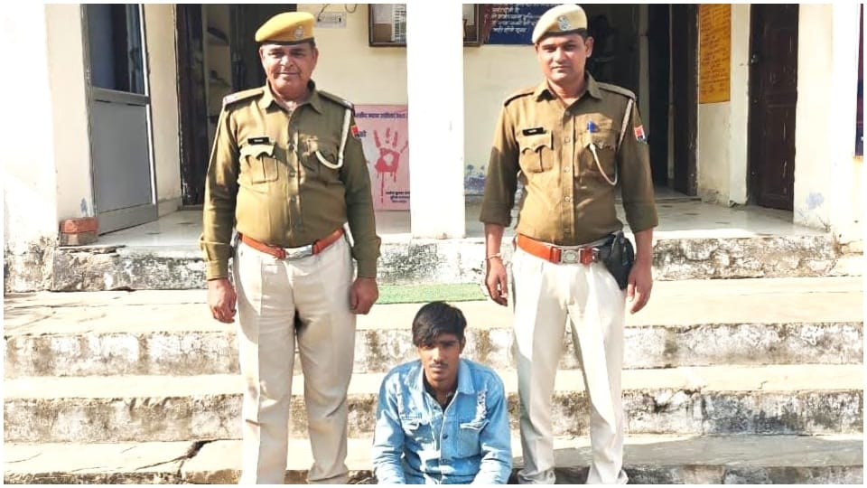 Shahpura News: Reel maker arrested with knife apologized holding his ears
