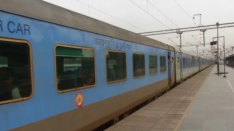 Saharanpur: Stone pelting on Shatabdi Express, glass of C-2 coach broken, panic among passengers