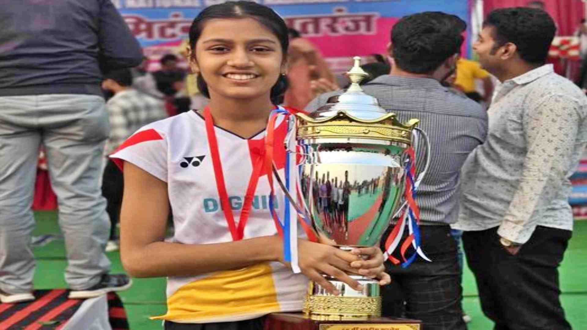 ट्रॉफी के साथ खिलाड़ी अद्विका शर्मा।