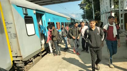 ट्रेन से जाते युवा