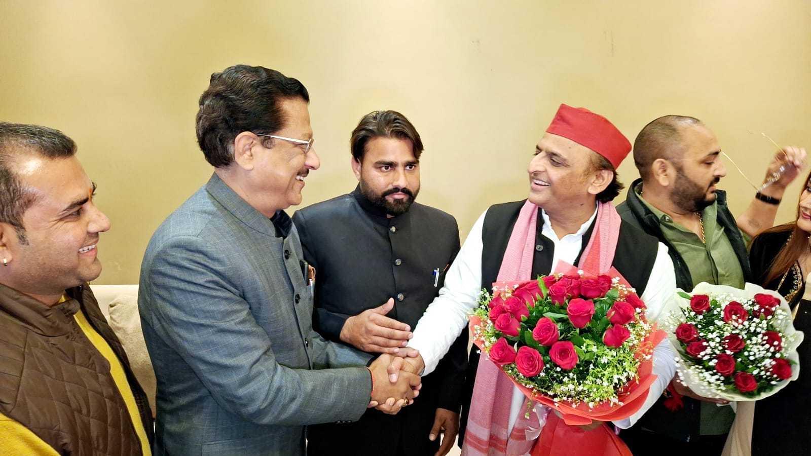 Dehradun:देहरादून पहुंचे अखिलेश यादव, पाम सिटी में एक पारिवारिक ...