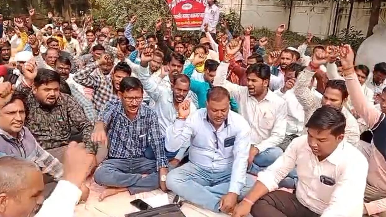 Contract workers of the power corporation got angry over protest at the superintending engineer office