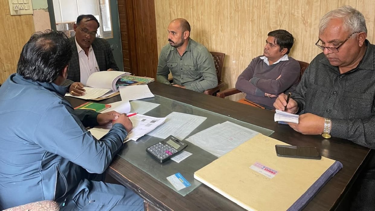 CM Flying raids in Rania Nagar Palika of Sirsa, scrutinizes documents of development works
