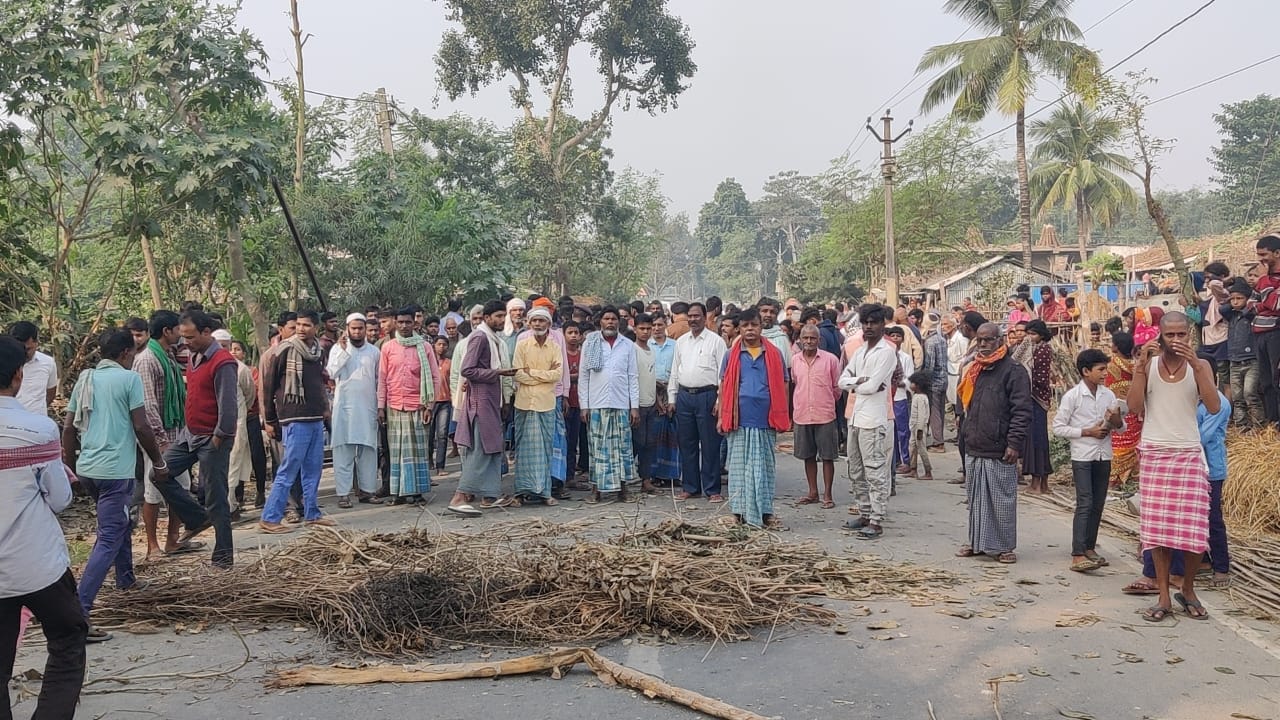 घटना के प्रदर्शन करते लोग।