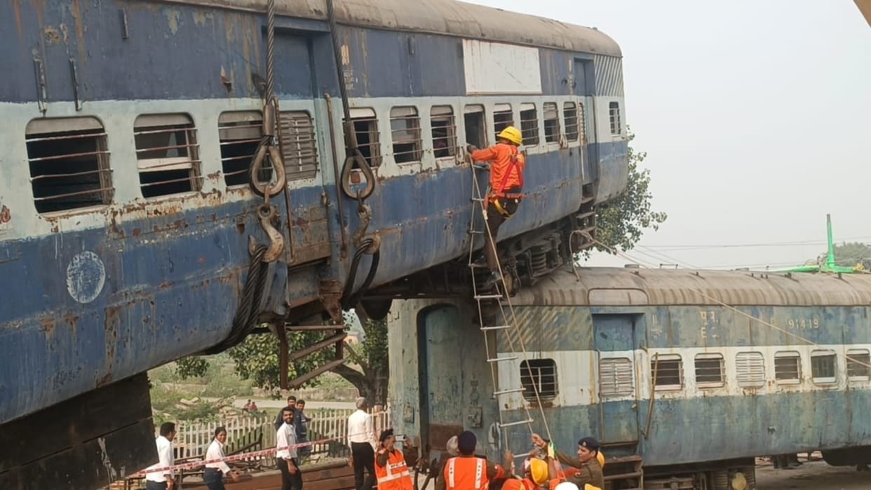 Munger Train Derail: Mock drill train accident, another coach climbed over another coach, 40 people injured