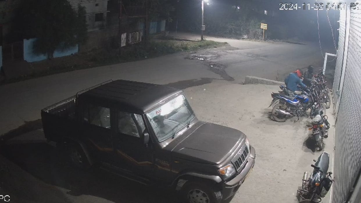 Thieves ran away with two motorcycles in Raigarh caught in CCTV