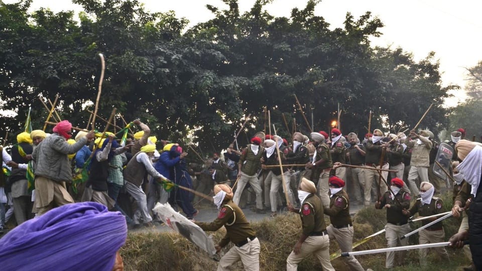 Lathicharge and police released tear gas on farmers in Bathinda