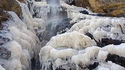 Uttarakhand Weather Temperature drops below zero in Badrinath  Indradhara freezes severe cold Visuals