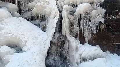 Uttarakhand Weather Temperature drops below zero in Badrinath  Indradhara freezes severe cold Visuals