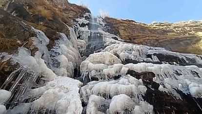 Uttarakhand Weather Temperature drops below zero in Badrinath  Indradhara freezes severe cold Visuals